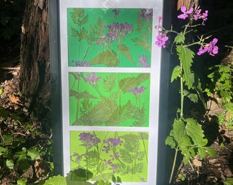 Decoración de ventana "Jardín Esmeralda": Flores moradas, escena de pradera con exuberante vegetación.