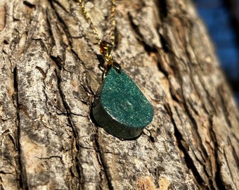 Elegant Green Pearlescent Necklace, Handmade Nature Jewelry, Minimalist Everyday Necklace