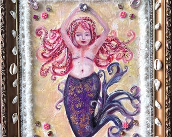 Quadro raffigurante una sirena sopravvissuta a una doppia mastectomia, su tela decorata, con strass rosa e rossi, ideale come regalo per chi è sopravvissuto a una doppia mastectomia e vuole promuovere l'accettazione del proprio corpo.