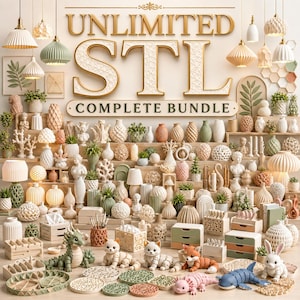 以下が含まれることがあります： 「UNLIMITED STL COMPLETE BUNDLE」のテキストと、花瓶、ランプ、フィギュアなど、さまざまな3Dプリントの装飾品が展示されています。アイテムはニュートラルな色調で、棚に配置されています。