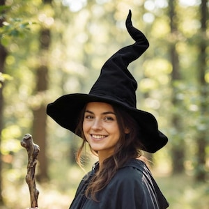 Halloweenhäxhatt, gotisk sammetspetsig hatt, vriden häxkostymtillbehör, mörk fantasy-cosplayhatt, läskig Halloweenfest