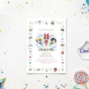 Puede incluir: Una invitación de cumpleaños con el tema de las Supernenas con el texto "Emily's Birthday". La invitación presenta a Pétalo, Burbuja y Cactus, con un horizonte de la ciudad y un borde decorativo. La invitación está rodeada de decoraciones de fiesta.