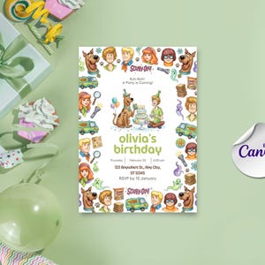 Pode incluir: Um convite de aniversário com personagens do Scooby-Doo, incluindo Scooby, Salsicha, Fred, Daphne e Velma. O convite tem um fundo verde com decorações de festa e o texto "Olivia's birthday".