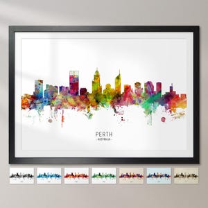 Puede incluir: Una pintura de acuarela del horizonte de Perth en Australia. La pintura presenta una variedad de colores, incluyendo azul, verde, amarillo, naranja y rojo. El horizonte se representa sobre un fondo blanco.