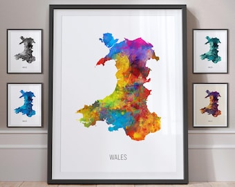 Op de afbeelding: Een aquarel schilderij van de kaart van Wales in verschillende kleuren, waaronder blauw, groen, geel, oranje en rood. De kaart is omgeven door een witte rand en het woord "WALES" is onder de kaart gedrukt.