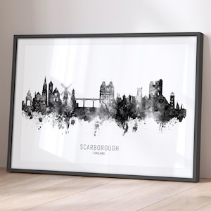 Pode incluir: Paisagem urbana em aquarela preto e branco de Scarborough, Inglaterra. O horizonte apresenta edifícios, um moinho de vento e uma ponte. O nome da cidade está escrito abaixo do horizonte.