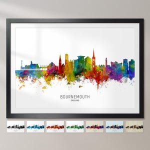 Può includere: Un dipinto ad acquerello dello skyline di Bournemouth in Inghilterra. Il dipinto presenta una varietà di colori, tra cui blu, verde, giallo, arancione e rosso. Lo skyline è rappresentato in modo stilizzato, con gli edifici che appaiono come forme astratte. Il dipinto è su uno sfondo bianco.