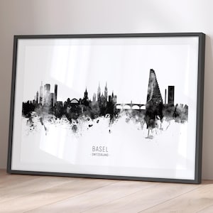 Peut inclure: Paysage urbain en aquarelle noir et blanc de Bâle, Suisse. L'horizon présente une variété de bâtiments, dont une tour haute et pointue. Le nom de la ville et son emplacement sont imprimés sous l'horizon.