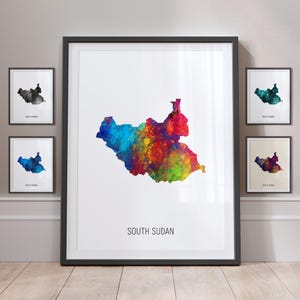 Könnte beinhalten: Eine farbenfrohe Aquarellkarte des Südsudan mit dem Text "SOUTH SUDAN" unterhalb der Karte. Die Karte ist von einem schwarzen Rahmen umgeben.