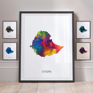 Puede incluir: Un mapa acuarela colorido de Etiopía con la palabra "ETHIOPIA" impresa debajo del mapa. El mapa está enmarcado en un marco negro y se muestra en una pared con otros mapas enmarcados.