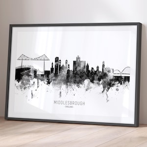 Könnte beinhalten: Schwarzweiß-Aquarell-Illustration der Skyline von Middlesbrough mit der Transporterbrücke und anderen Gebäuden. Der Text "MIDDLESBROUGH - ENGLAND -" befindet sich unterhalb der Skyline.