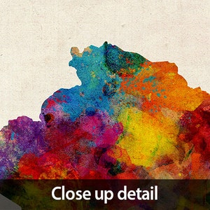 Peut inclure: Peinture abstraite &agrave; l'aquarelle d'une silhouette d'&eacute;tat ou de pays dans des tons de violet, bleu, rouge, orange et jaune.