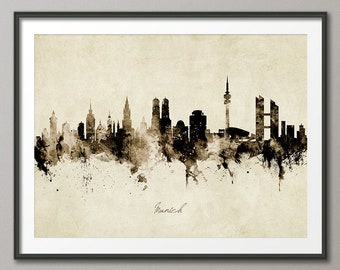 Puede incluir: Una ilustración de acuarela en blanco y negro del horizonte de Múnich. Los edificios icónicos de la ciudad se representan sobre un fondo beige, con el texto "Munich" escrito en cursiva en la parte inferior.