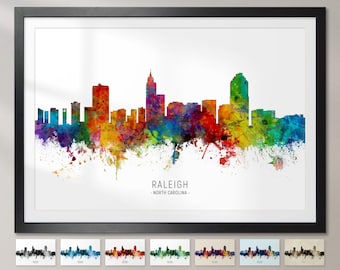 Può includere: Un paesaggio urbano acquerellato colorato di Raleigh, Carolina del Nord. Lo skyline è rappresentato in un arcobaleno vibrante di colori, con l'edificio più alto al centro.