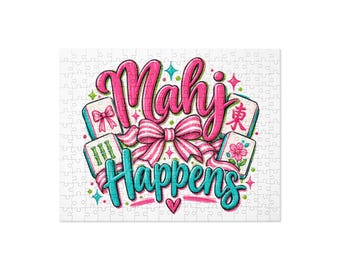 Op de afbeelding: Een legpuzzel met de tekst Mahj Happens in roze en blauwgroen handschrift. Het ontwerp bevat een grote roze gestreepte strik, kleine fonkelende sterren en vier mahjongtegels versierd met een roze strik, groene bamboe, een rood karakter en een bloem.