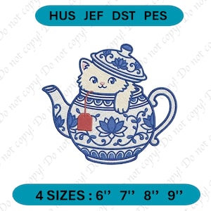 Puede incluir: Diseño bordado de un gato blanco dentro de una tetera azul y blanca con motivos florales. La tetera tiene una bolsita de té roja. El texto en la parte superior dice "HUS JEF DST PES" y en la inferior "4 TAMAÑOS: 6" 7" 8" 9"" (15,24cm, 17,78cm, 20,32cm, 22,86cm).