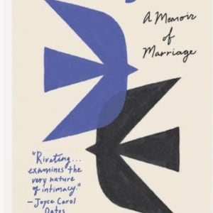 Op de afbeelding: Boekomslag voor "Strangers: A Memoir of Marriage" van Belle Burden. Toont twee gestileerde vogel silhouetten, één blauw en één zwart, tegen een crèmekleurige achtergrond. Bevat een citaat van Joyce Carol Oates.