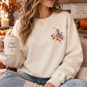 Hösttröja med katt | Minimalistiskt kattmotiv med höstlöv | Mysig säsongströja | Present till kattälskare
