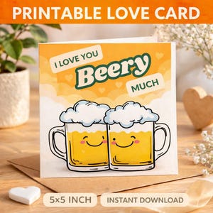 以下が含まれることがあります： 上部に「Printable Love Card」の文字が入った、印刷可能なラブカード。カードには、笑顔の顔をした2つの漫画のビールジョッキと「I Love You Beery Much」の文字が描かれています。カードのサイズは12.7 x 12.7 cmです。