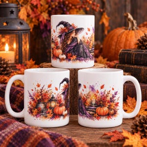 Peut inclure: Trois tasses en céramique blanche ornées d'une illustration à l'aquarelle représentant une sorcière au chapeau violet entourée de feuilles d'automne, de citrouilles, d'une lanterne et d'une bougie aux tons orange, rouge et violet.