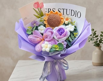 Ramo de flores de ganchillo hecho a mano – Arreglo floral de rosas y lirios tejidos – Regalo de flores eternas para ella – Ramo de graduación