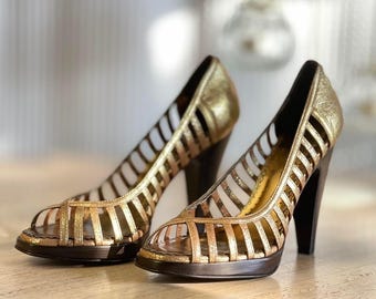 Vintage Y2K BCBGMaxAzria Nesbit Runway Gold Leder Käfig Offene Zehen Heels 7