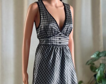 Top tipo túnica babydoll vintage Y2K sin palabras, blanco y negro, con estampado geométrico, cintura imperio, talla M.