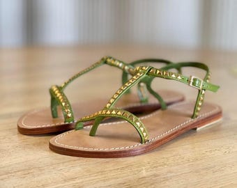 NIB Mystique Sandaler Olivgrön Läder Guldfärgade Nitade Thong Sandaler Storlek 8