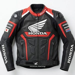Könnte beinhalten: Eine schwarz-rot-weiße Motorradjacke mit dem Honda-Logo und dem Flügel-Emblem auf der Brust. Die Jacke zeigt den Honda Racing Schriftzug auf den Ärmeln, eine japanische Flagge und das HRC-Logo. Sie verfügt über einen durchgehenden Frontreißverschluss.