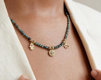 Collar Boho de esmeraldas en bruto: dije de sol chapado en oro de 14k, cuentas facetadas.