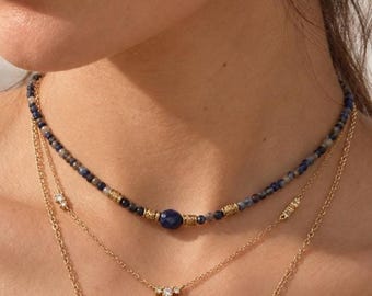 Collar bohemio de cristal natural azul sodalita y lapislázuli con el símbolo del tercer ojo, símbolo de sabiduría.