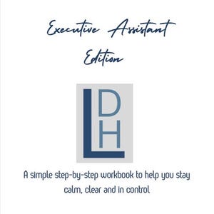 Könnte beinhalten: Weißer Hintergrund mit Text und Logo. Der Text lautet "WWW.LYNSDIGITALHELP.COM" oben, gefolgt von "Executive Assistant Edition" in einer Schreibschrift. Darunter ein Logo mit den Buchstaben "LDH". Der Text unten lautet "Ein einfaches Schritt-für-Schritt-Arbeitsbuch, das Ihnen hilft, ruhig, klar und kontrolliert zu bleiben."