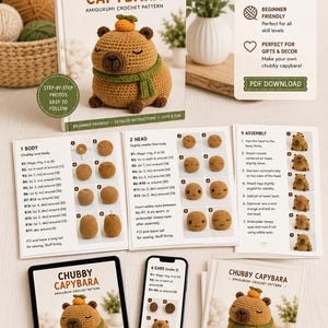 Op de afbeelding: Een digitaal en geprint amigurumi haakpatroon voor een mollige capibara. Het patroon bevat stapsgewijze instructies, montagehandleidingen en procesfoto's voor het maken van een beige gehaakte capibara met een groene sjaal.