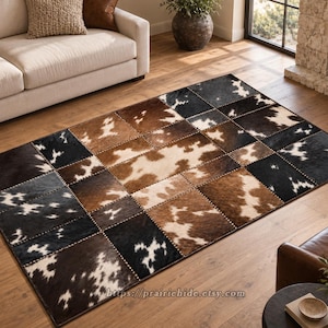 Puede incluir: Una alfombra rectangular compuesta por paneles de patchwork cosidos que presentan un patrón de piel de vaca en tonos negro, marrón y blanco. La alfombra muestra una cuadrícula repetitiva de secciones rectangulares con texturas y colores variados.