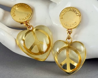 Boucles d'oreilles pendantes fantaisie coeur Lucite signe de la paix MOSCHINO vintage