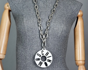 Collana vintage con medaglione gigante MOSCHINO con logo intagliato.