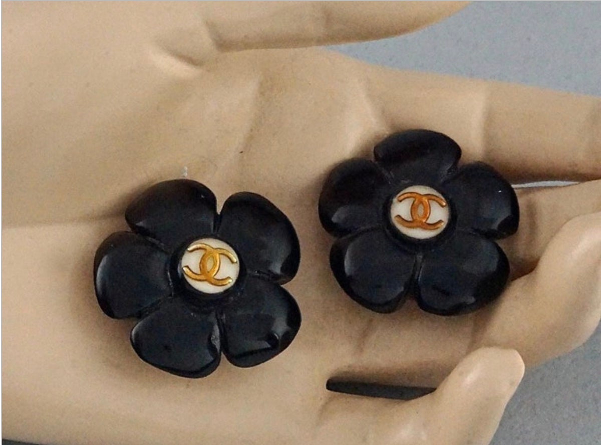Vintage 1996 CHANEL Logo Black Flower Resin Pop Earrings - Etsy Vintage 1996 CHANEL Logo Black Flower Resin Pop Earrings - Etsy