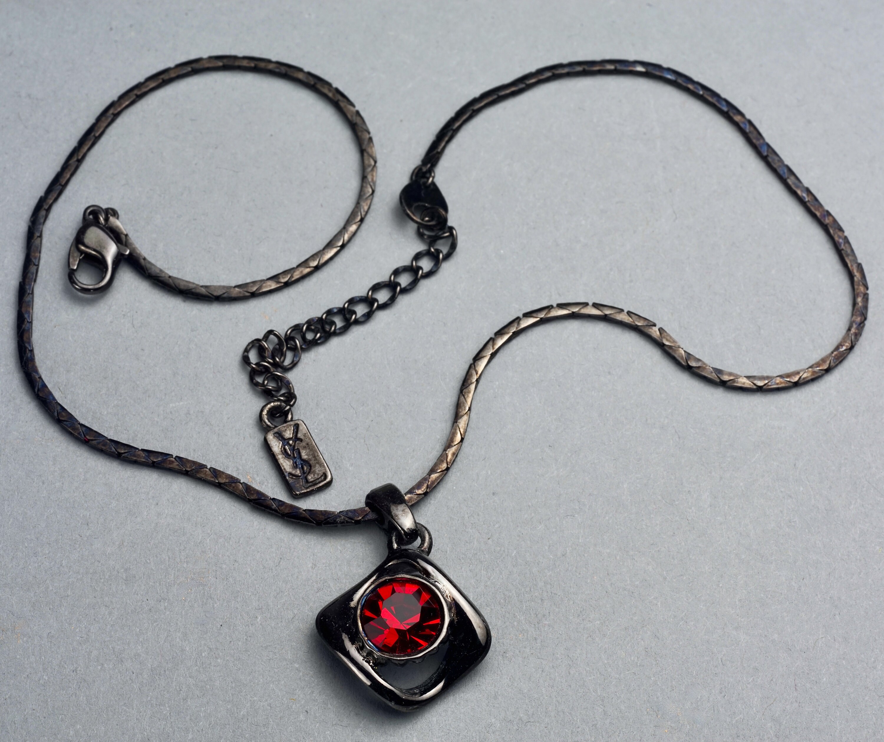 Yves Saint Laurent ネックレス 赤石 Vintage YVES SAINT LAURENT Ysl Gunmetal Ruby Rhinestone Pendant