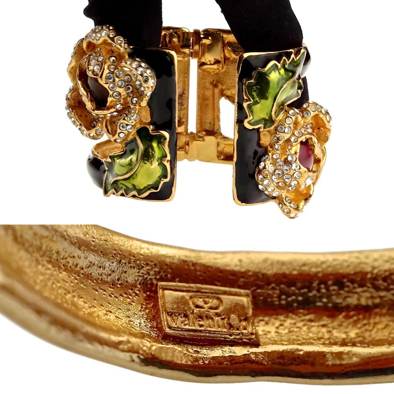 Puede incluir: Pulsera r&iacute;gida de tono dorado con esmalte negro y detalles florales en esmalte verde y rojo. La pulsera est&aacute; adornada con pedrer&iacute;a transparente y roja. El interior de la pulsera est&aacute; estampado con la palabra "VALENTINO".