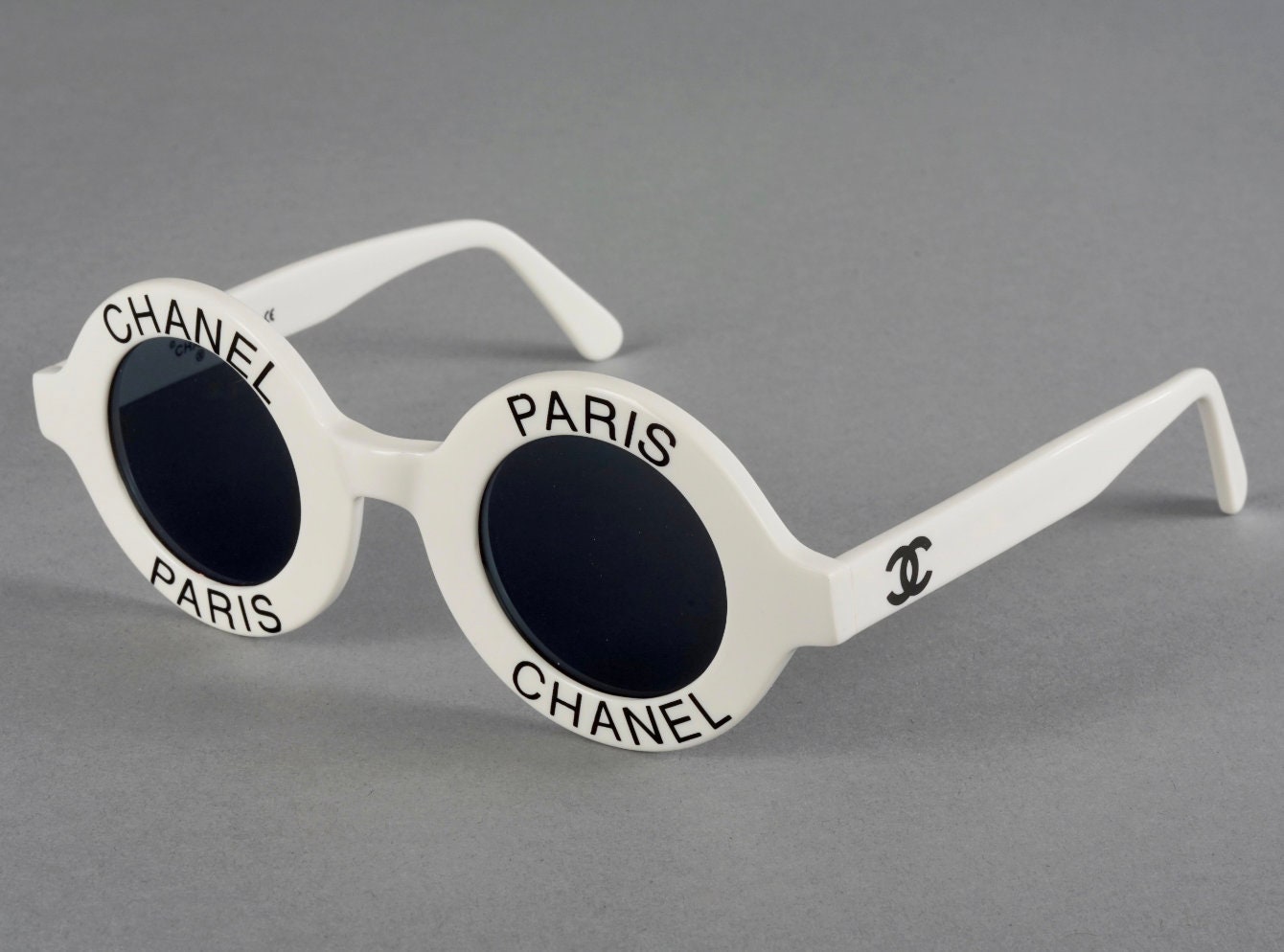 Vintage 1993 Iconic CHANEL PARIS CC Logo Round White  display picture 2
