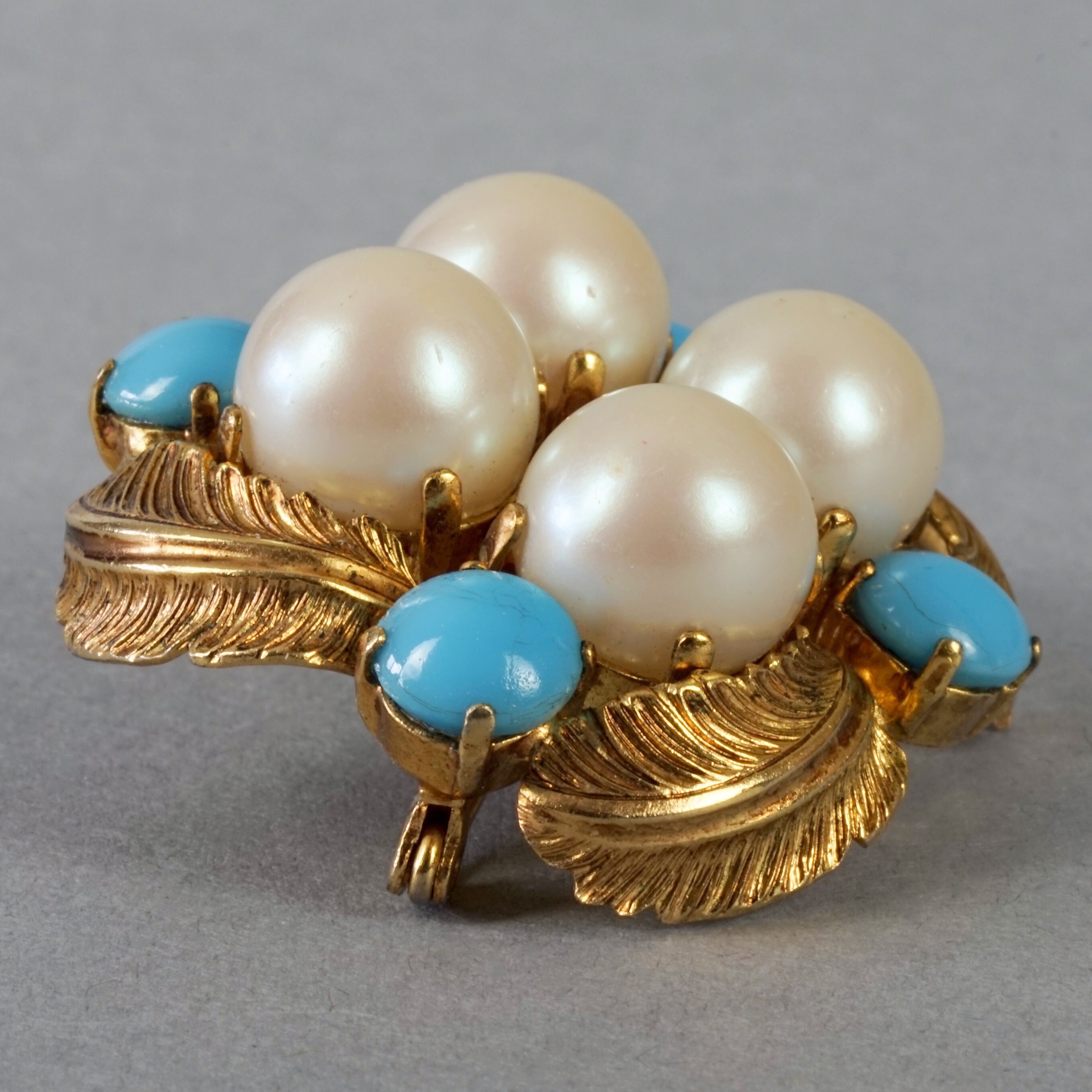Broche Ancienne Style Art Déco - Métal Doré Baroque Avec Cabochon Turquoise Et Perles - Vintage - Occasion En Bon état