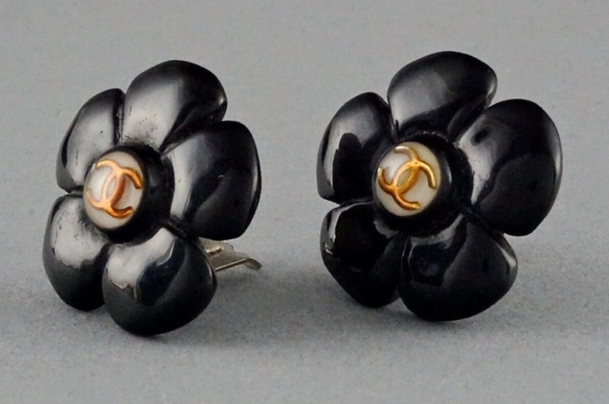 Vintage 1996 CHANEL Logo Black Flower Resin Pop Earrings - Etsy Vintage 1996 CHANEL Logo Black Flower Resin Pop Earrings - Etsy
