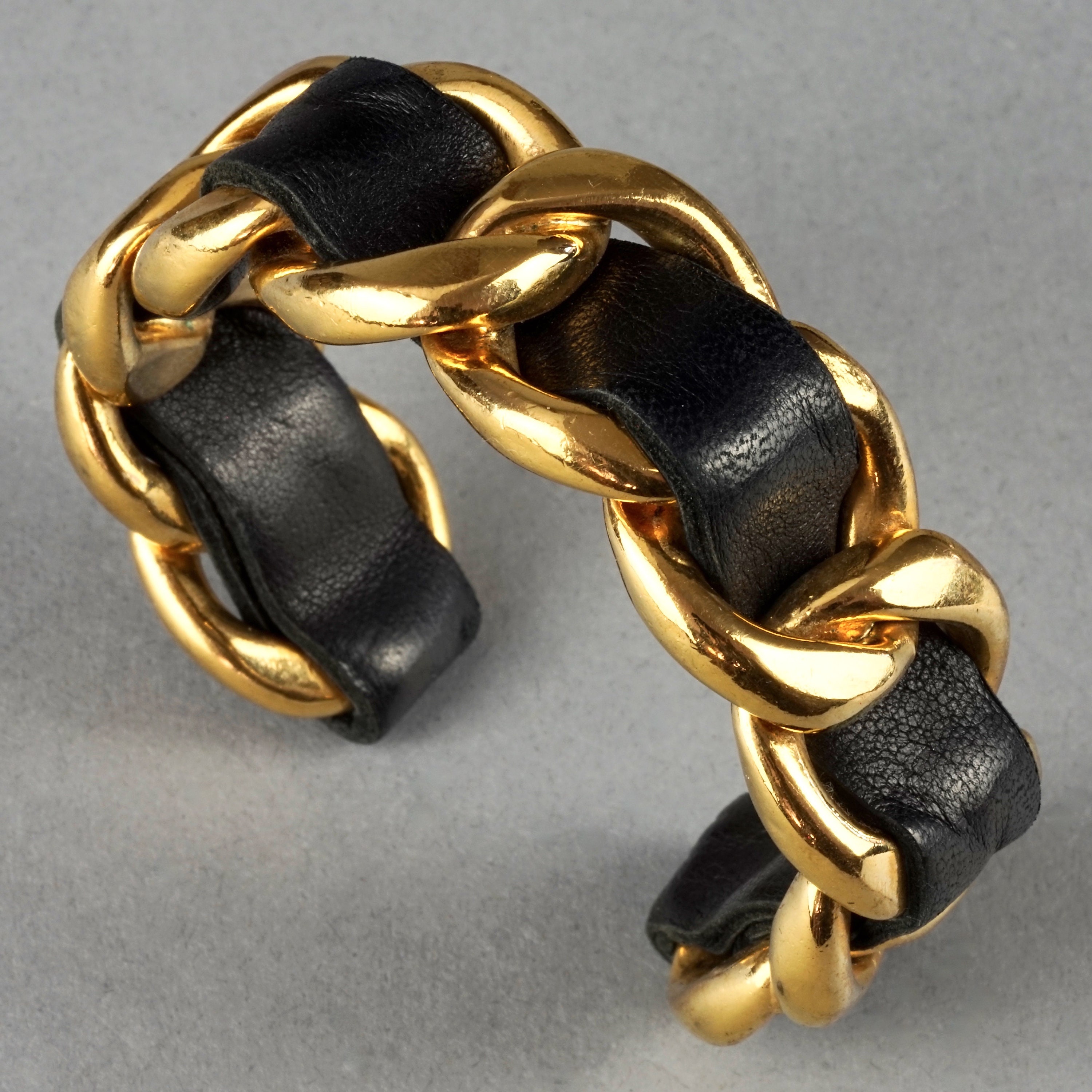 2025激安通販 Vintage CHANEL Bangle Leather and Chain Gold Classic アクセサリー