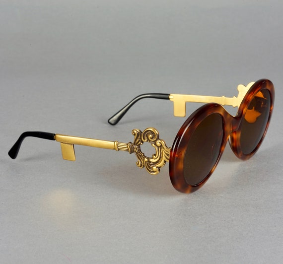 Vintage MOSCHINO Baroque Key Round Tortoiseshell Novelty  display picture 1