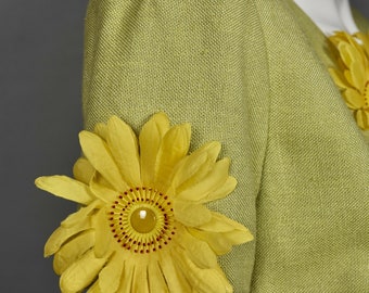 MOSCHINO イエロー お花付きノーカラージャケット il_fullxfull.2321860330_ofad.jpg