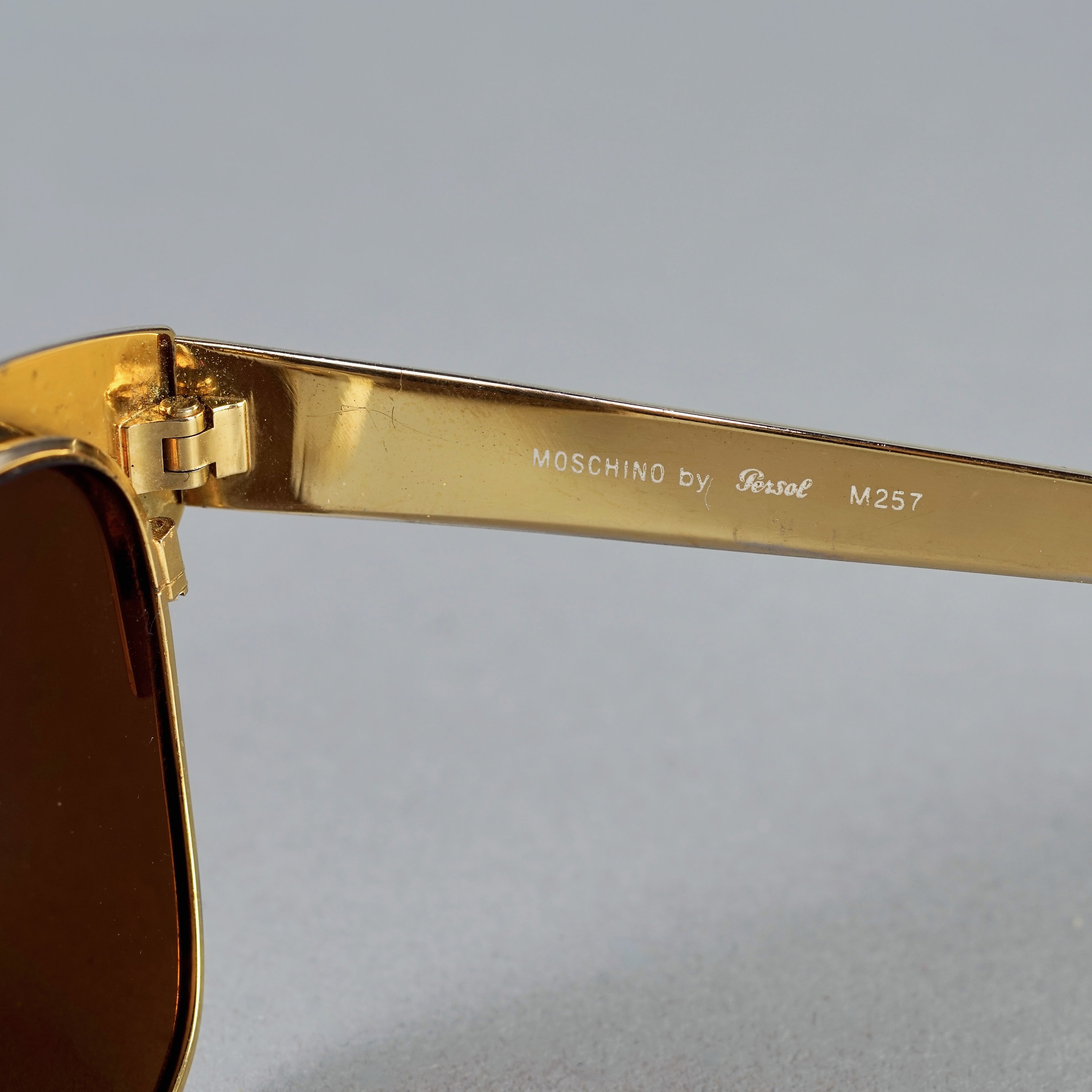 Moschino sunglasses gold trim. In good condition Moschino Sunglasses Women main image 4