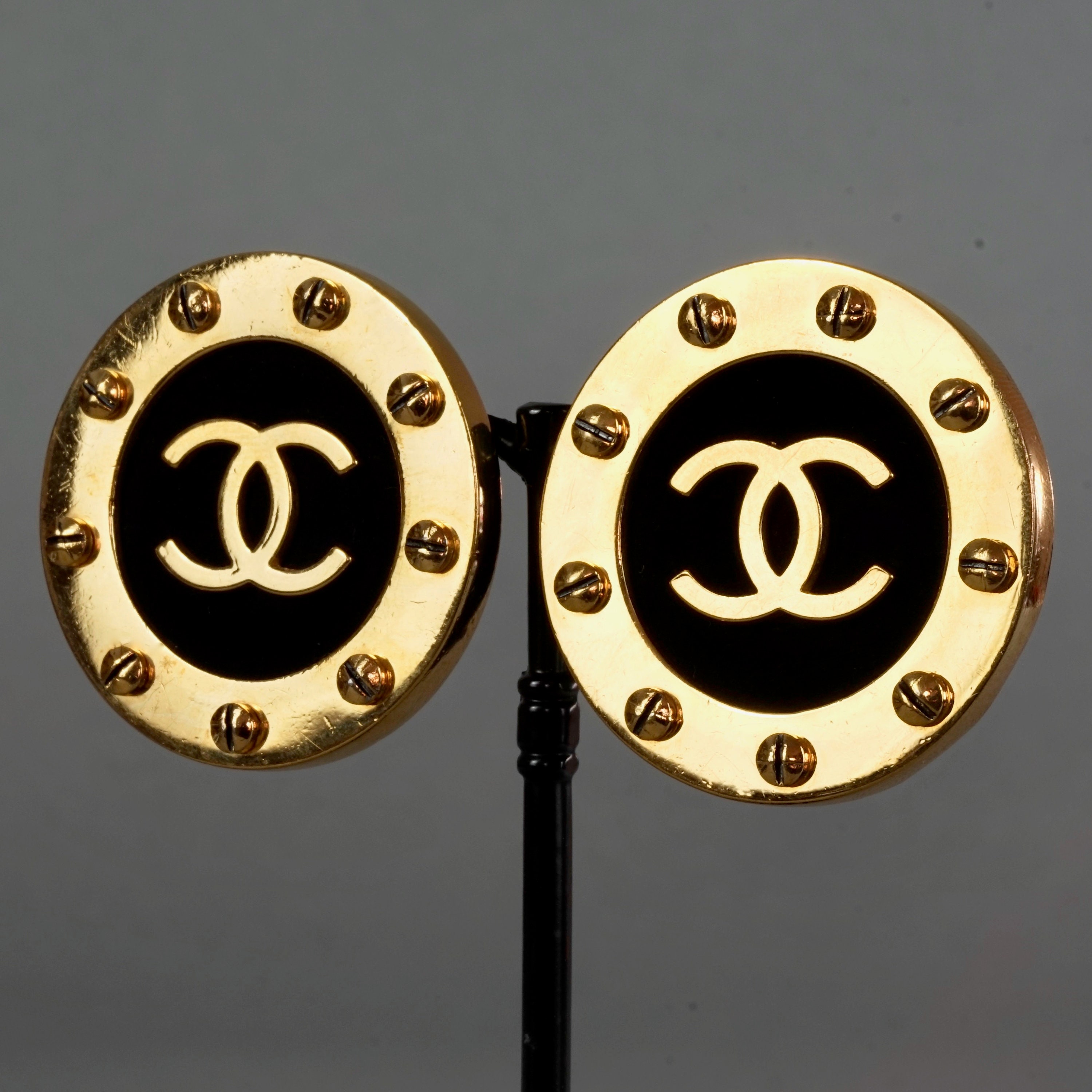 Auth Chanel Vintage Cc Logo Earrings #302870C30B CHANEL 1980 Vintage Iconic CC Logo Clip-On Hammered Earrings  main image 4
