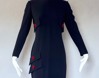 Sukienka wełniana GIANNI VERSACE w kolorze granatowym z kontrastującymi czerwonymi guzikami z kolekcji A/W 1993 r.