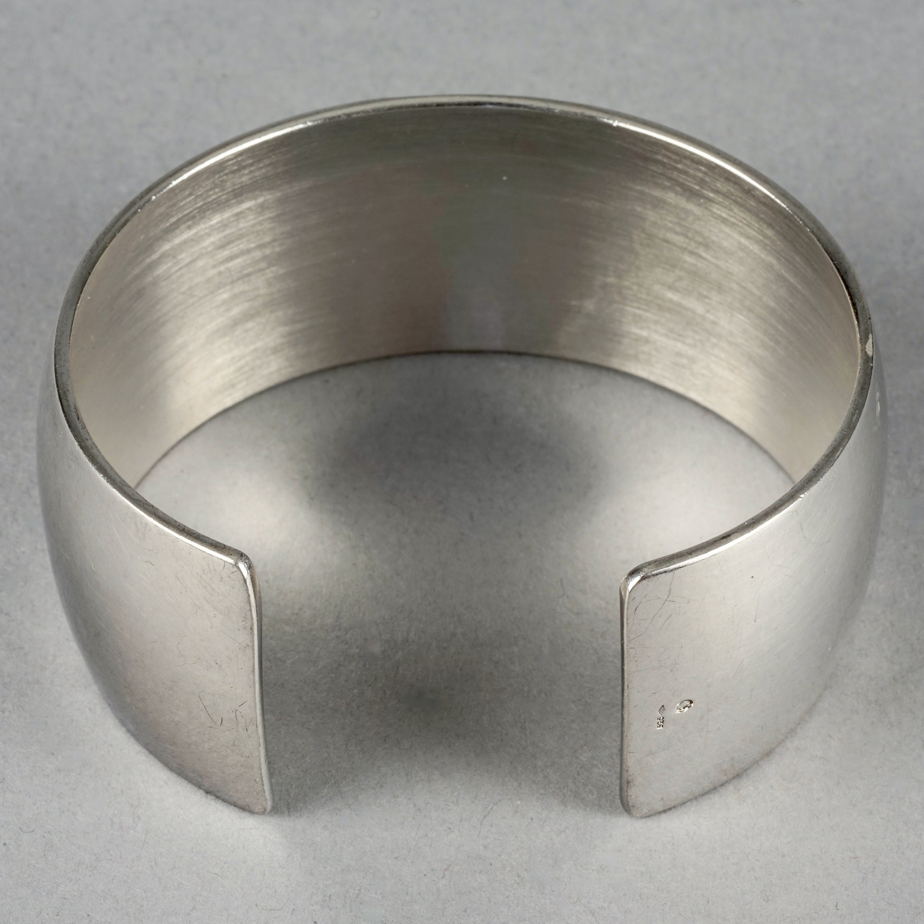 Yves Saint Laurent バングル YSL刻印 ヴィンテージ Yves Saint Laurent バングル YSL刻印 ヴィンテージ 2025年最新】Yves