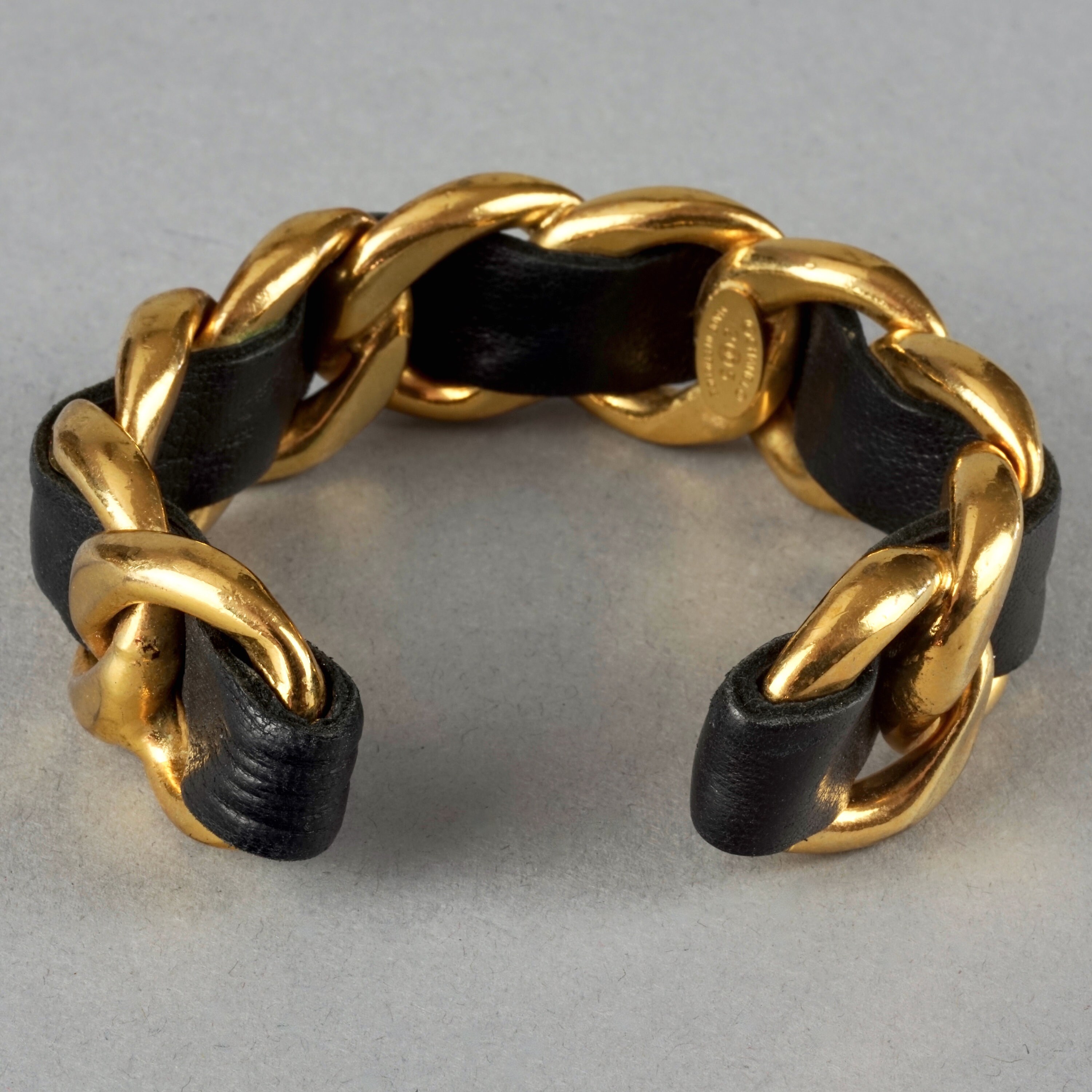 食品・日用品 半額ストア Vintage CHANEL Classic Gold Chain and Leather Bangle アクセサリー